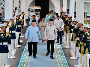 Jokowi-Iriana Hadiri Open House Prabowo, Didampingi Kaesang-Erina