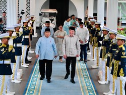 Jokowi-Iriana Hadiri Open House Prabowo, Didampingi Kaesang-Erina