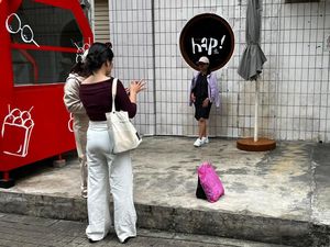 Blok M Tetap Ramai saat Libur Lebaran, Toko Tutup Jadi Spot Foto Estetik