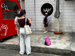 Blok M Tetap Ramai saat Libur Lebaran, Toko Tutup Jadi Spot Foto Estetik