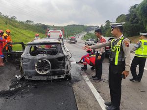 Hendak ke Surabaya, Mobil Terbakar di Tol Semarang