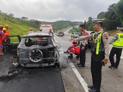 Ford EcoSport Terbakar Hebat di Tol Semarang-Solo Hendak Pergi ke Surabaya