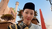 Potret Lucinta Luna Salat Ied di Masjid Seoul, Pakai Baju Koko & Peci