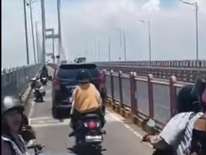 Viral Avanza Nyelonong Masuk Lajur Motor di Jembatan Suramadu