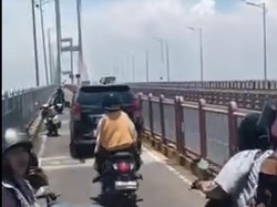 Viral Avanza Nyelonong Masuk Lajur Motor di Jembatan Suramadu