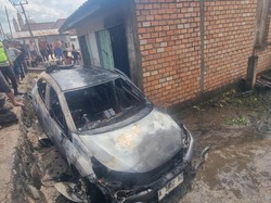 Ngantuk Saat Mudik, Mobil Masuk Parit Lalu Terbakar di OKU Timur