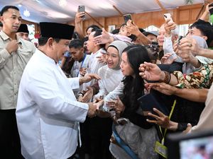 Haru Warga Saat Bertemu dan Salaman dengan Prabowo di Acara Open House