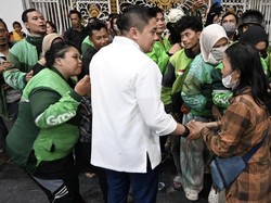 Seskab Teddy-Gubsu Bobby Takbiran di Medan, Bagikan 5.000 Paket Sembako