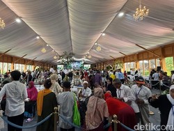 Open House Istana Dibuka, Warga Antusias Antre Sajian Lebaran