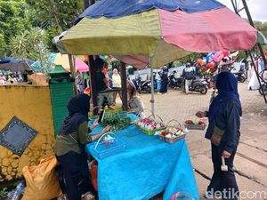 Berkah Pedagang Bunga di Makassar Raup Cuan dari Tradisi Ziarah Lebaran