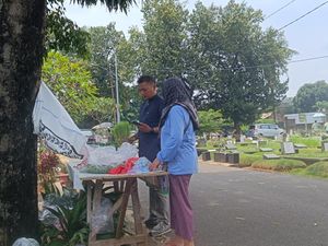 Lebaran Bikin Penghasilan Naik, Penjual Kembang di TPU Tanah Kusir Gembira