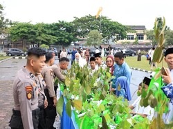 Polda Riau Bagikan Parsel 1.000 Bibit Pohon di Hari Lebaran