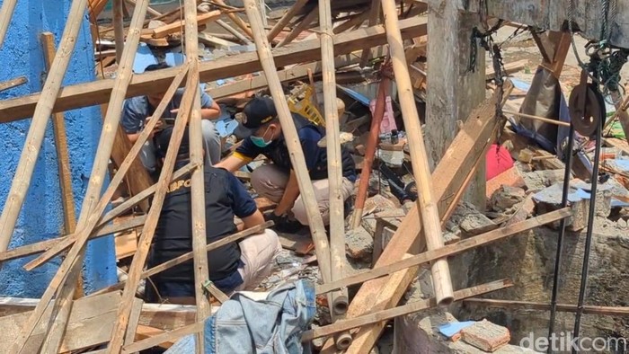 Polisi melakukan olah TKP ledakan petasan di Pekalongan, Sabtu (21/3/2026).