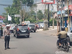 Siasat Polisi Urai Macet di Lembang