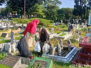 Makam di Areal Masjid Raya Medan Dipadati Peziarah Usai Salat Id