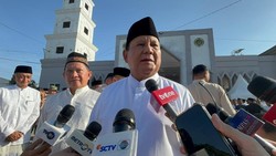 Prabowo Salat Id Bersama Warga Aceh Tamiang, Didampingi Menteri PU