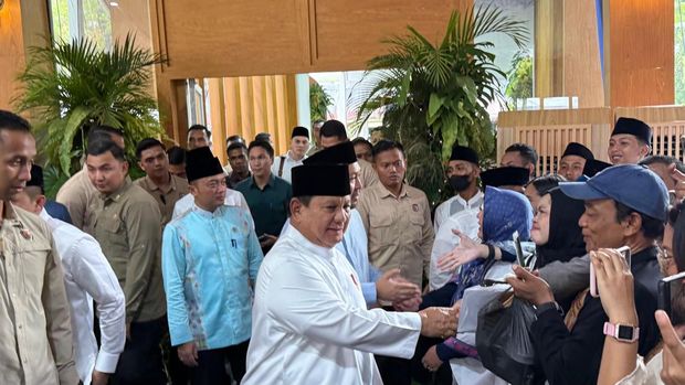 Presiden Prabowo Subianto didampingi putranya Didit Hediprasetyo menghadiri kegiatan open house lebaran di Istana Negara, Jakarta, Sabtu (21/3/2026).