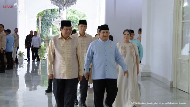 Presiden Prabowo Subianto menyambut Presiden ke-6 Susilo Bambang Yudhoyono (SBY) dan keluarga di Istana Merdeka, Jakarta, Sabtu (21/3/2026).
