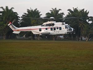 Video Hebohnya Warga Tuban Tonton Helikopter Prabowo Terbang