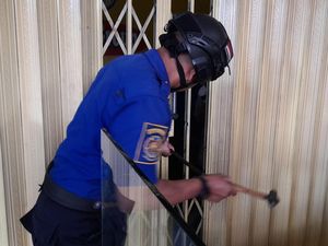 Drama Pagi Lebaran, 2 Pria Kuningan Terjebak di Ruko gegara Kunci Hilang