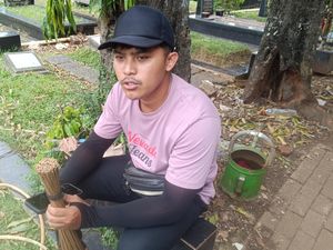 Ziarah Saat Lebaran di TPU Tanah Kusir, Pembersih Makam Tuai Berkahnya