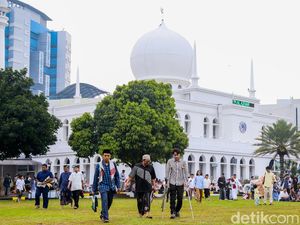 Ribuan Umat Muslim Padati Masjid Al Azhar, Salat Id Berlangsung Khusyuk