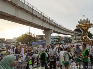 Salat Id di Masjid Agung Palembang Padat hingga Jembatan Ampera