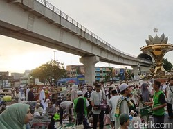 Salat Id di Masjid Agung Palembang Padat hingga Jembatan Ampera