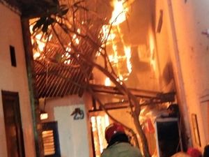 Lebaran Hari Pertama, Rumah di Ketandan Lama Surabaya Ludes Terbakar