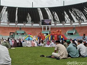 Salat Id di Stadion Pakansari Bogor Diwarnai Bagi-bagi Makanan Gratis