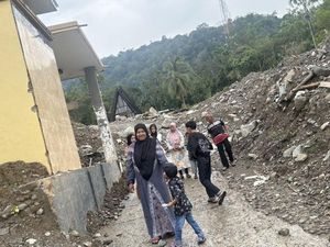 Warga Agam Lewati Material Sisa Banjir Bandang demi Silaturahmi Lebaran