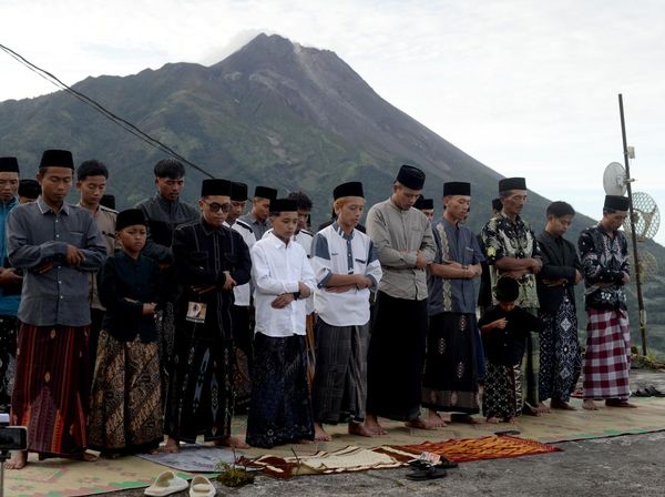 Salat Id di Lanskap Ikonik, Jamaah Beribadah dengan Latar Alam dan Kota