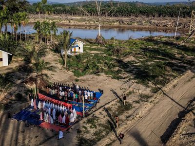 Penyintas Banjir di Aceh Timur Gelar Salat Id