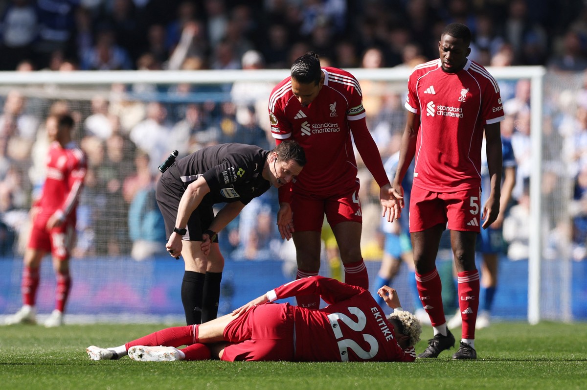 Penyerang Liverpool Hugo Ekitike cedera di awal pertandingan melawan Brighton. (Foto: Action Images via Reuters/Paul Childs)