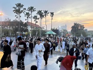 Potret Ribuan Jemaah Salat Idulfitri di Masjid Al Akbar Surabaya