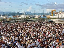 Ribuan Jemaah Salat Idul Fitri di Tepi Laut Waterfront Labuan Bajo