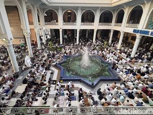 Ribuan Jemaah Khusyuk Salat Idulfitri di Masjid Al Akbar Surabaya