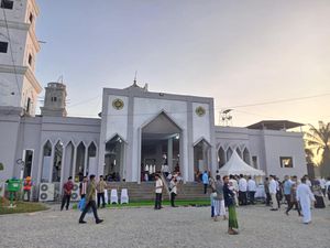 Sambut Kedatangan Prabowo, Jemaah Padati Masjid Darussalam Aceh Tamiang