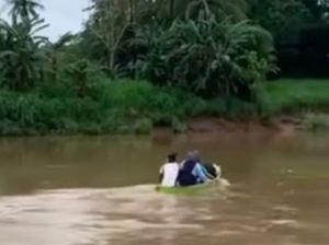 Perjuangan Pemudik di Barru Seberangi Sungai Pakai Perahu demi Ketemu Keluarga