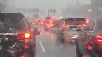 Tol Jagorawi Arah Jakarta Macet Sore Ini, Ada Genangan Air di Sekitar Cibubur