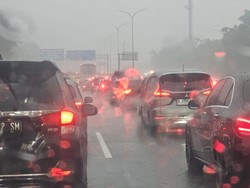 Tol Jagorawi Arah Jakarta Macet Sore Ini, Ada Genangan Air di Sekitar Cibubur