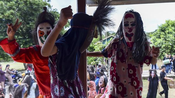 Topeng Labu Warnai Tradisi Unik Idul Fitri di Muaro Jambi