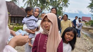 Tradisi Manambang, Anak-anak Berburu Pitih Rayo di Maninjau