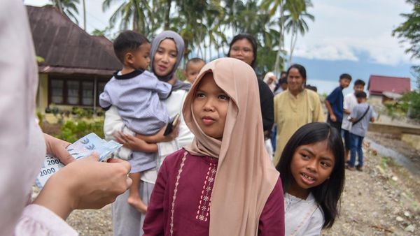Tradisi Manambang, Anak-anak Berburu Pitih Rayo di Maninjau