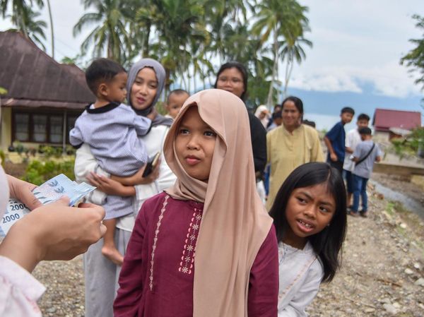 Tradisi Manambang, Anak-anak Berburu Pitih Rayo di Maninjau