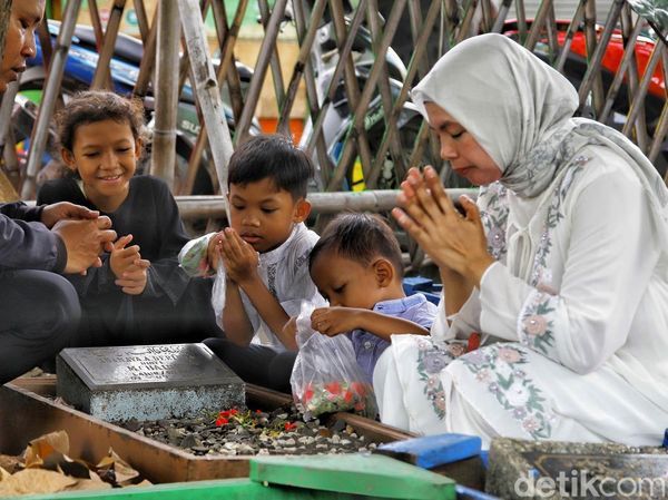 Usai Salat Id, Warga Padati TPU untuk Ziarah