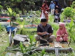 Doa Ziarah Kubur Orang Tua Sesuai Sunnah Lengkap Arab-Latin
