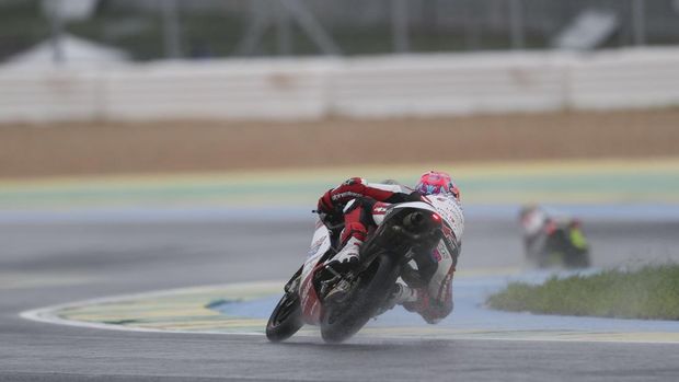 GOIANIA, BRAZIL - MARCH 20: Veda Pratama of Indonesia rides the Honda Team Asia Moto3 bike (09) during free practice ahead of the MotoGP of Brazil at Autodromo Internacional de Goiania - Ayrton Senna on March 20, 2026 in Goiania, Brazil. (Photo by Gold & Goose Photography/Getty Images)