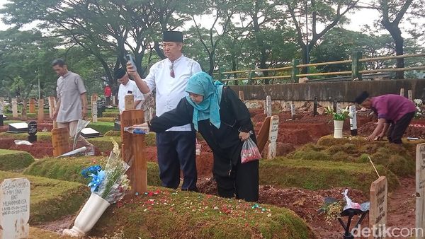Momen Orang Tua Nyekar ke Makam Vidi Aldiano