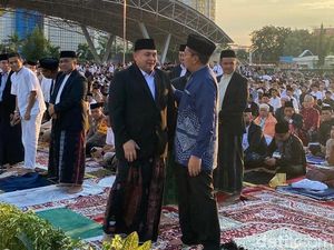 Appi-Danny Salat Idul Fitri di Lapangan Karebosi Makassar